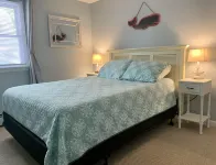 Waterfront Getaway w/Private Dock, Deck, Central A/C, & Kayaks Отели рядом с достопримечательностью «Менохант Бич»