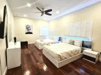 Hollywood Luxurious Waterfall 6 bedroom house . Incredible views