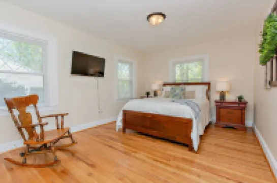 Modern Comfort Meets Relaxation- Spa Style Master with a Jacuzzi& Outdoor Oasis