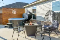 Modern Home Near Rose District: KING Bed, Hot Tub Отели рядом с достопримечательностью «Шоппинг-центр Арроу Виллидж»