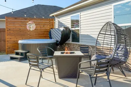 Modern Home Near Rose District: KING Bed, Hot Tub