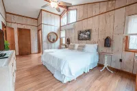 Private Cabin in Wooded Oasis with many amenities!