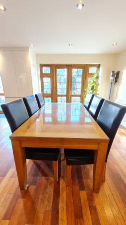 London Luxury House Sleeps 16 , Close to Tube, Free Parking, Garden,  Free Wifi Отели в г. Редбридж