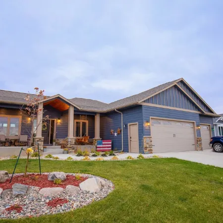 Inspirational Ranch-SUPERBLY CLEAN with HOT TUB!!! Lower Unit w/2 walkout patios