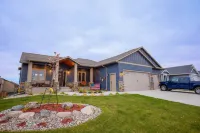 Inspirational Ranch-SUPERBLY CLEAN with HOT TUB!!! Lower Unit w/2 walkout patios - 4성급