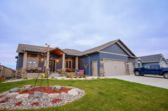 Inspirational Ranch-SUPERBLY CLEAN with HOT TUB!!! Lower Unit w/2 walkout patios