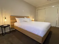 Modern waterfront luxury escape near Shepparton