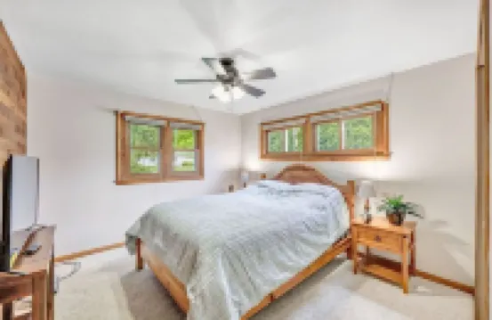 Well maintained home. Close to events. EAA, Packer games, Mile of Music.