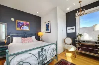 Breathtaking Views! 15 minute walk to Pearl St 5 minutes to Hiking.