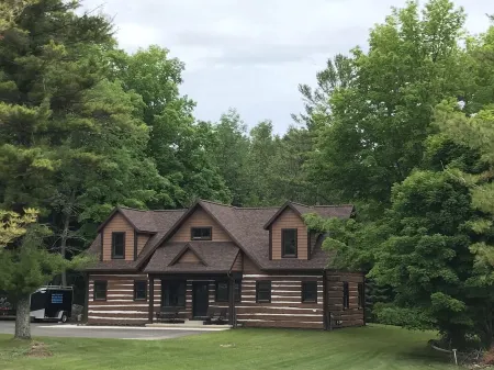Larsen Lodge Downtown Village Egg Harbor, Sauna, New, Rustic and Elegant.
