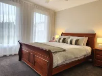 The Chateau -perfectly located, walking distance to town, train station & parks. Hotels in Maddingley