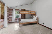 Private, Unique Log Cabin with Hot Tub, 3 Br,2 Bath. Sleeps 6.