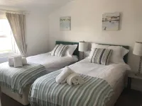 Lundy - overlooking Port Isaac Bay beautiful apartment with Sea Views & parking