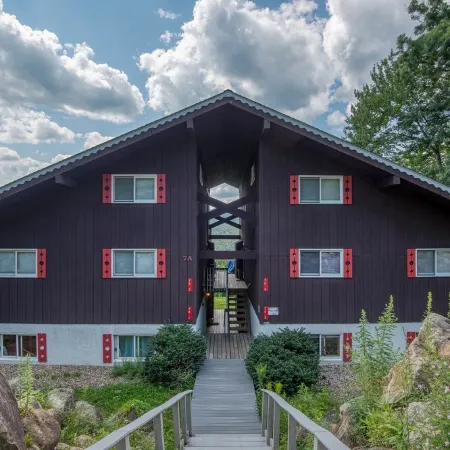 Panoramic White Mountain Views from a Cozy, Modern Retreat.