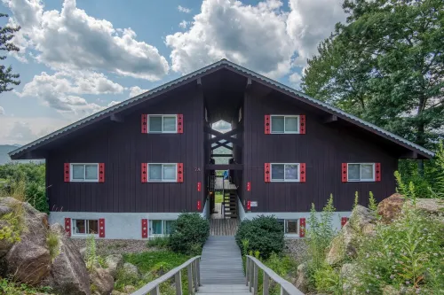 Panoramic White Mountain Views from a Cozy, Modern Retreat.