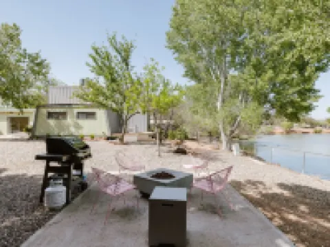 Waterfront A-Frame w/Mtn View, Pool, <15Min to Old Town, Jerome, Vineyards Hotels in Cottonwood-Verde Village