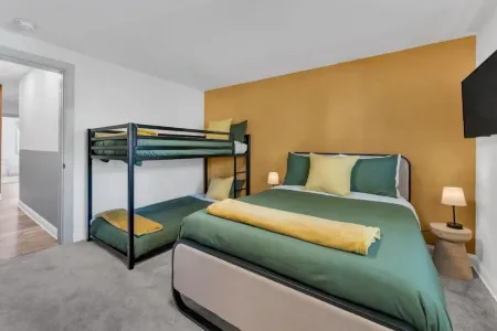 NYC Neighbor Home w/Parking. 30 Min Transit