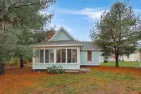Beautiful Summer village cottage close to the Ocean!