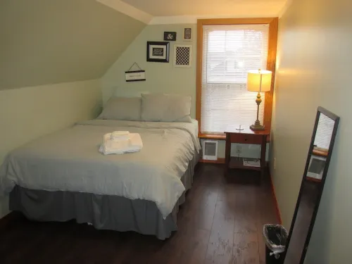Cozy 3rd Floor Apartment Near Downtown [5-6]