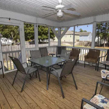 Family fun - 4 min drive to beach & walking distance to amenities! Dog friendly!