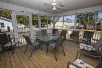 Family fun - 4 min drive to beach & walking distance to amenities! Dog friendly!