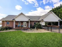 #1 Rated Vacation Home w/ Deep Water on the Main Channel クラインズのホテル