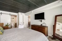 Professionally Designed Oasis, Budget & Pup Friendly, Walk-in Shower, Pools!