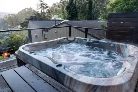 Hot Tub Overlooking Ocean!