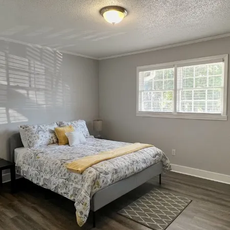 Cozy Apt. Near Downtown (2BR, 1BA, 3 beds)
