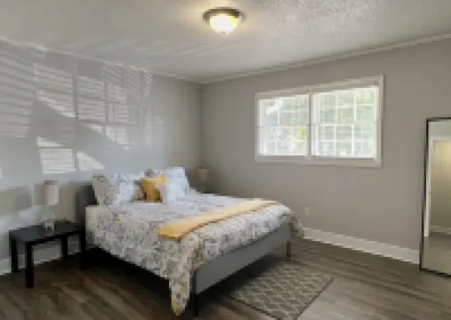 Cozy Apt. Near Downtown (2BR, 1BA, 3 beds)