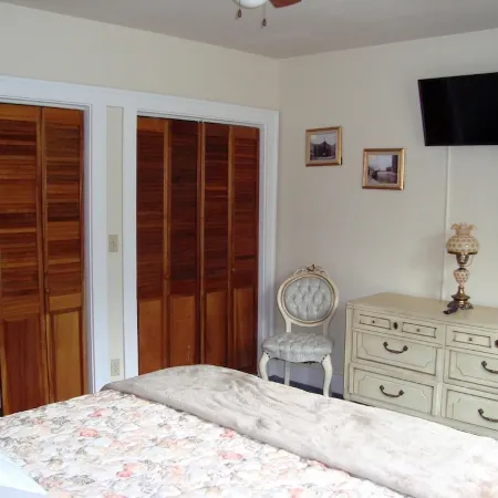 Tabor House All Season Vacation Rental LLC/Perfect for Families, Pets Welcome