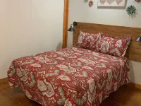 Hummingbird Cabin, located down Riverroad close to local shops and restaurants! Hotels in Concan