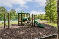 Camp McGu: Lakefront, 3 Fireplaces + Firepit, Pizza Oven, Gorgeous Setting