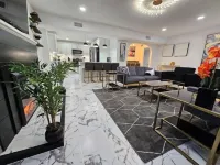 Stylish Duplex walkTO Lake Eola Orlando. Sleeps 8