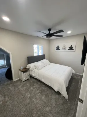 PERFECT - LARGE CUSTOM HOME - Completely Renovated, Beautiful Fenced in Yard!!!! Fountain Square Theatre Building周辺のホテル