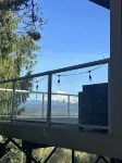 Chateau du mont Rainier - a basement apartment w a view of Mt Rainier & hot tub