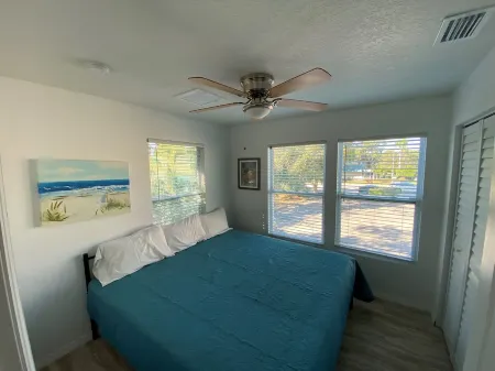 Bradenton duplex near downtown Pier, Harbor, Riverwalk & beaches.  Pet friendly! Отели рядом с достопримечательностью «Запад Гейт»