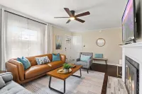 Entire house in Speedway! Pool~Big Yard~King Beds