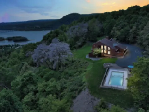 Mountain Retreat  ★ HEATED POOL ★  Amazing Views! Hotels in Susquehanna Township