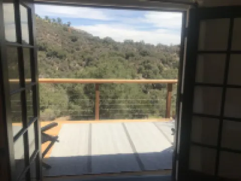 Topanga Deck House light spacious, amazing mountain views, huge deck under Oaks