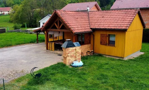 Rental of fenced chalet with barbecue and children's play area فنادق في Fraize