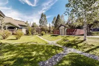 Quiet, 2Bed /2Bath Condo, Hot tub, garage, on bus route 1 mile to slopes