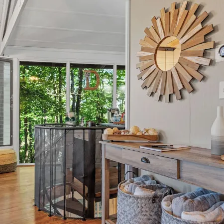 Treetop Getaway with AMAZING lake views!