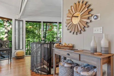 Treetop Getaway with AMAZING lake views!