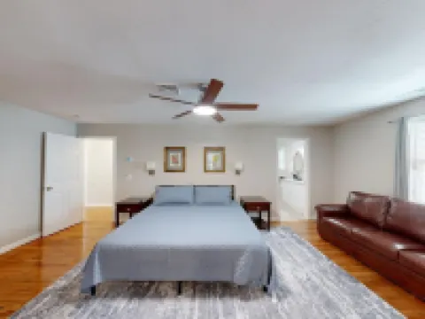 Spacious 4-bedroom house in charming Worcester with AC, WiFi 伍斯特酒店