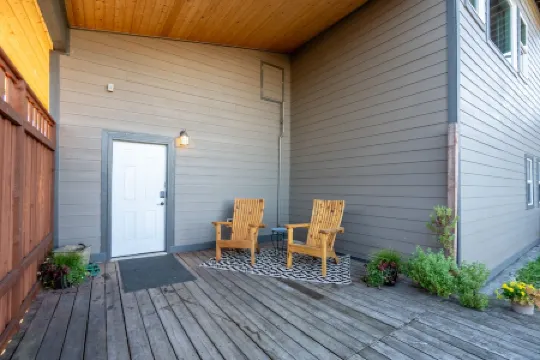 The Vintage Hideaway! Bright apartment, private yard and Starlink internet!