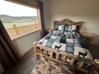 Brand New 4-bedroom cabin/stunning views/king bed, Hot Tub!!!