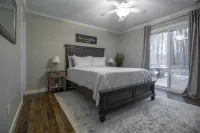 Spacious 5 Bedroom, Pure Inviting Luxury Getaway with Separated Family Spaces