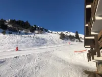 MERIBEL-MOTTARET Apartment Ski in ski out 1800m balcony south mountain view