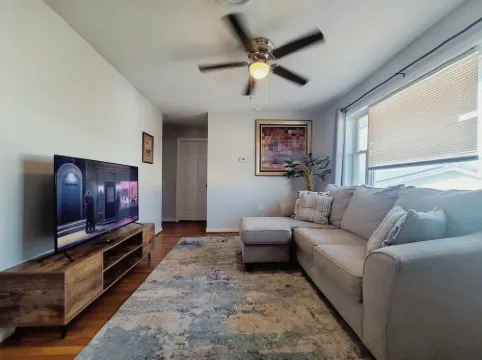 Cozy 2-bedroom apartment with WiFi, AC, walk to UK Campus/Hospital, near St. Joe